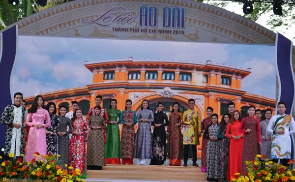 A performance of Ao dai in the 3th Ao Dai Festival in HCM City A performance of Ao dai in the 3th Ao Dai Festival in HCM City